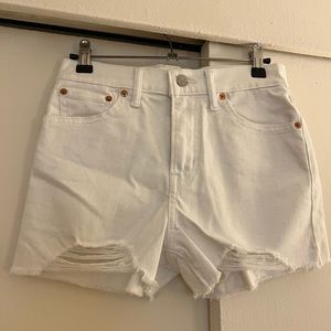 White Levi’s High Waited Shorts